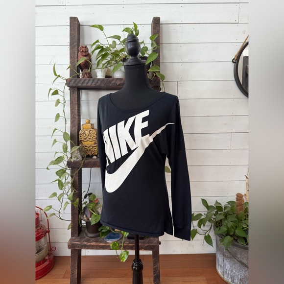 Nike Black Long Sleeve Top with White Logo - Picture 14 of 17